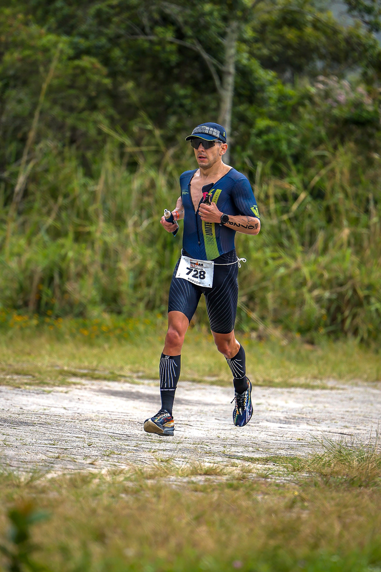Robson Bonaldi correndo a etapa final de uma prova de Ironman 70.3
